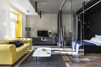 Studio avec une chambre vitrée.