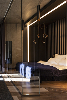 Studio avec une chambre vitrée.
