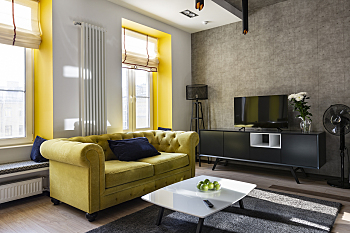 Studio avec une chambre vitrée.