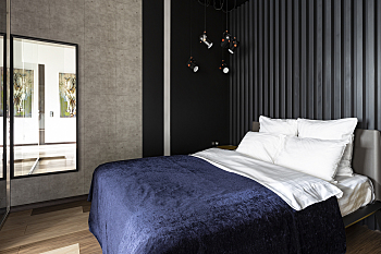 Studio avec une chambre vitrée.