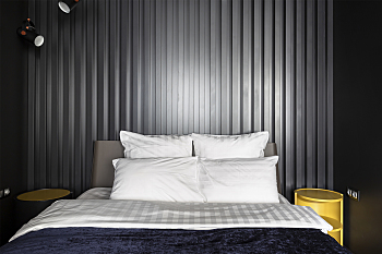 Studio avec une chambre vitrée.
