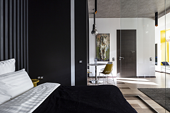 Studio avec une chambre vitrée.