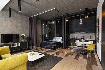 Studio avec une chambre vitrée.