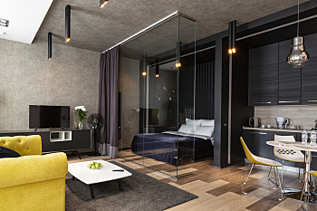 Studio avec une chambre vitrée.