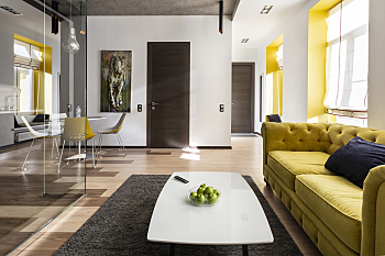 Studio avec une chambre vitrée.