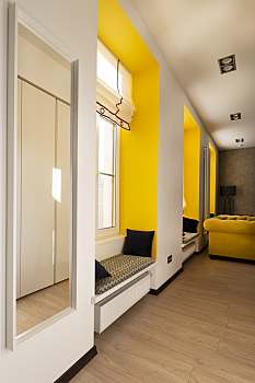 Studio avec une chambre vitrée.